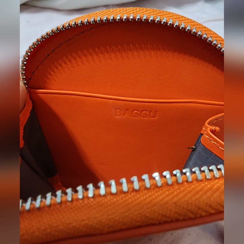 Round leather Baggu wallet. EuC
